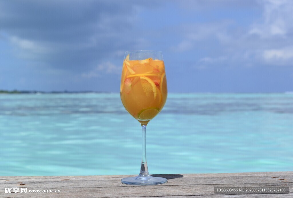 海边高脚杯中的橙色水果