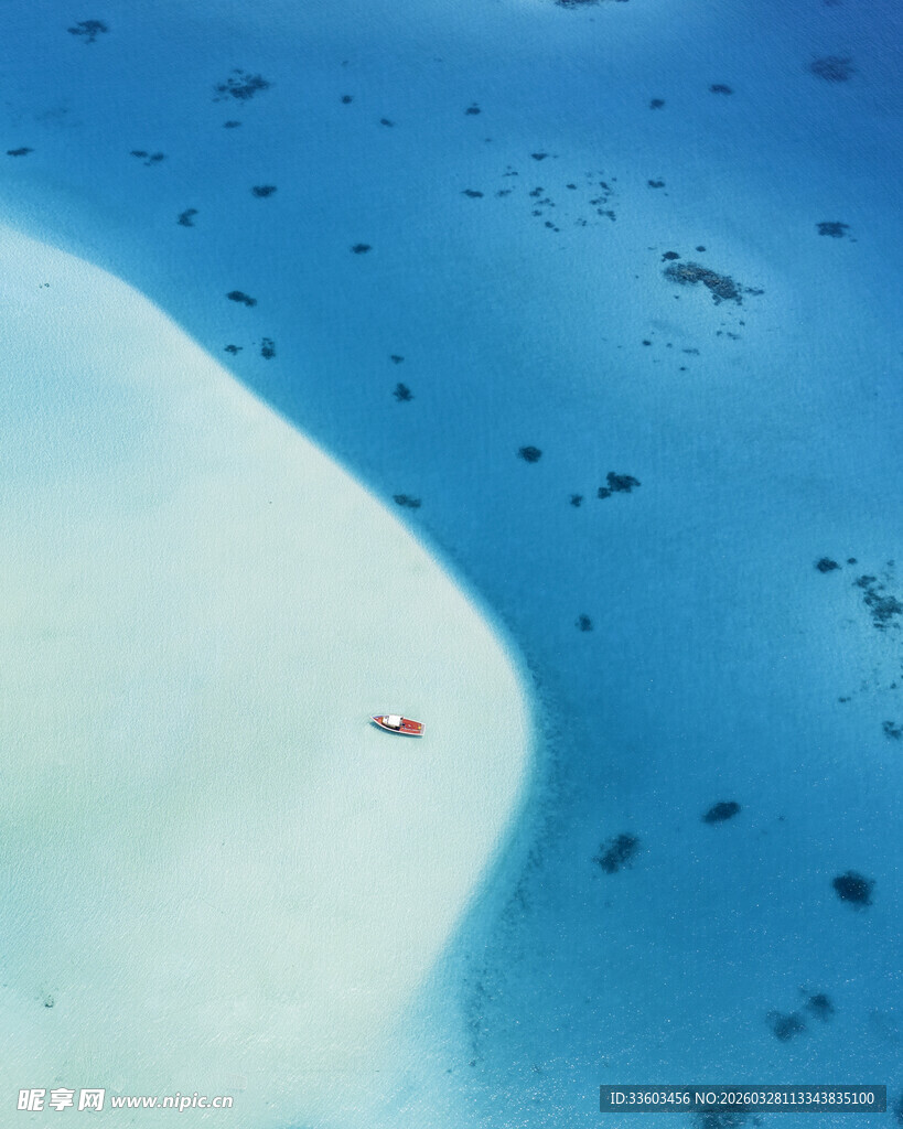 蓝色海域中的孤舟小岛