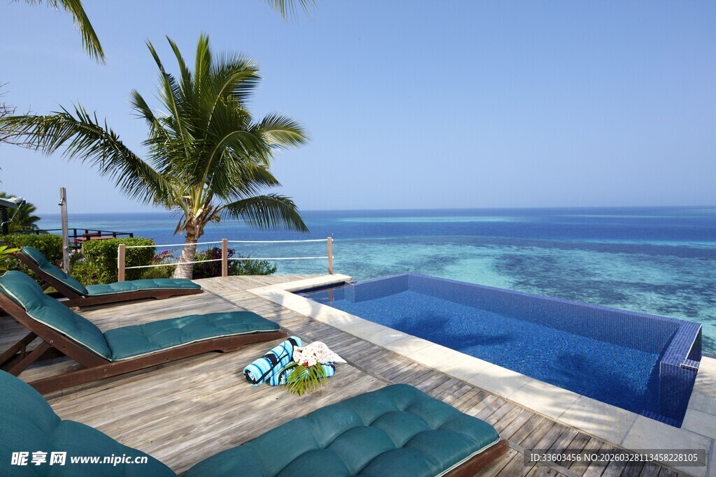 海滨度假泳池旁的惬意时光