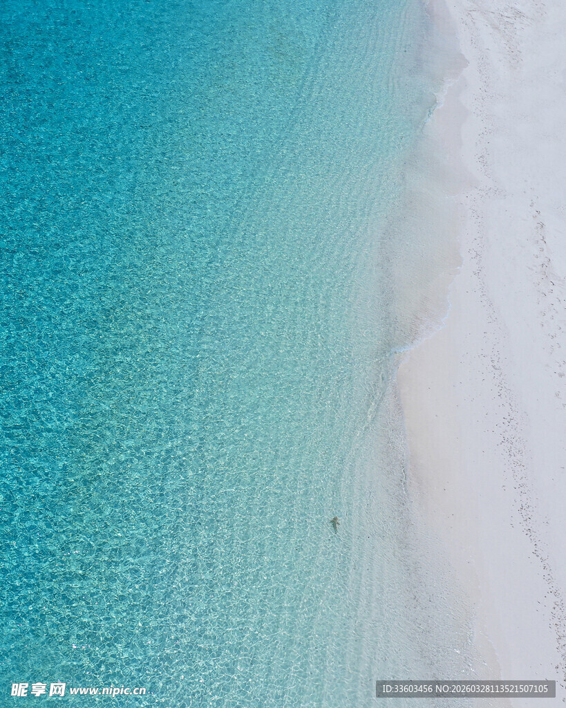 梦幻蓝白海岸风光