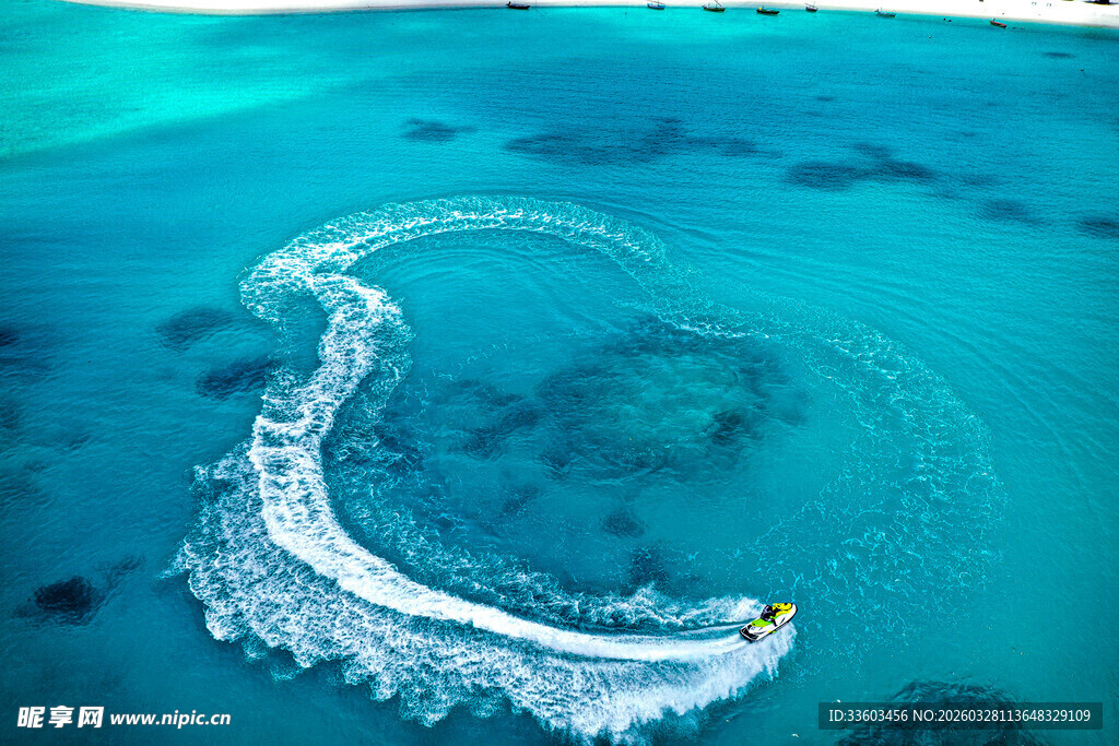 海上快艇划出美丽水痕