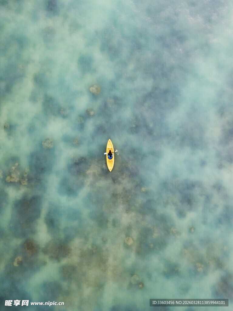 海上孤舟在清澈海水中