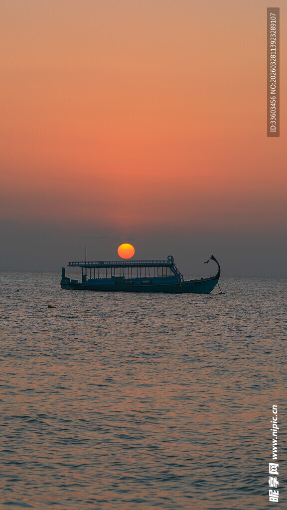 海上落日下的孤舟