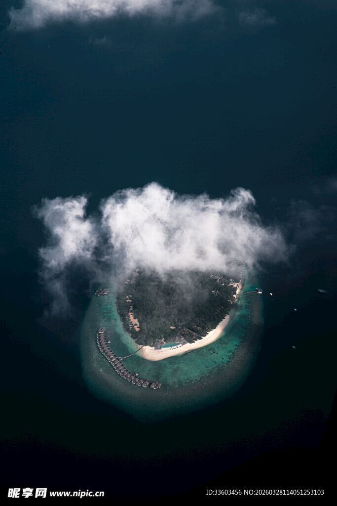 海上孤岛云雾环绕美景