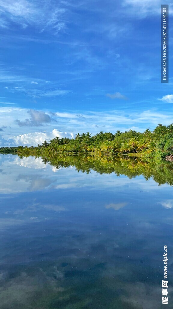 宁静湖面倒映蓝天绿树