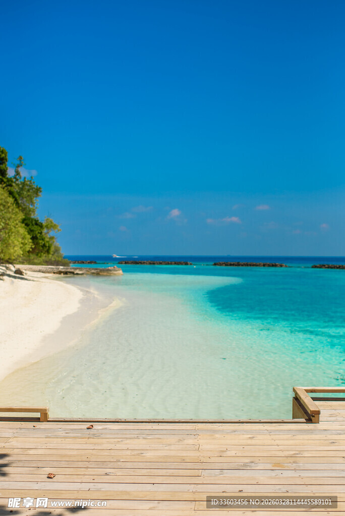 美丽海岛沙滩木质栈道风景