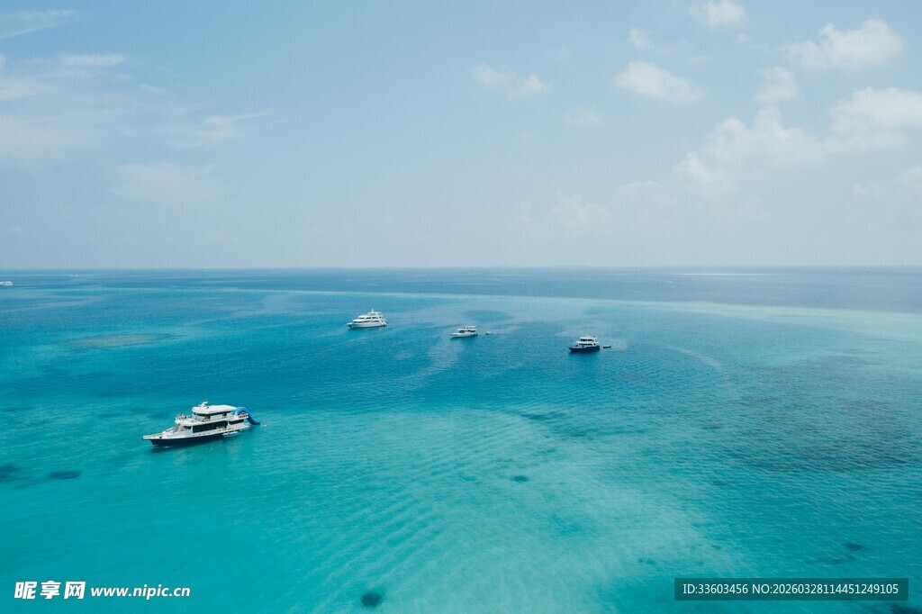 碧海之上的船只美景