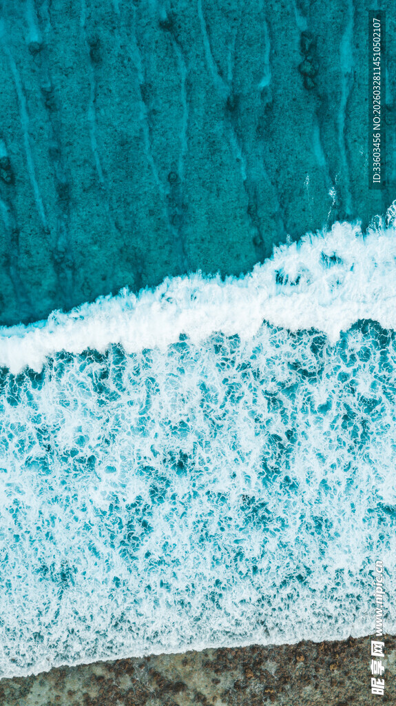 海浪拍打岸边的瞬间