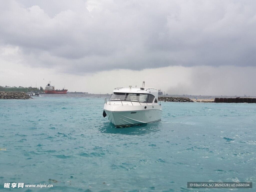 海上航行的白色游艇