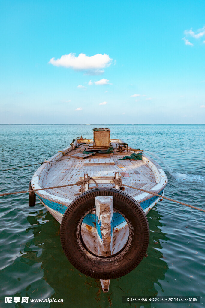 海上停泊的旧船只