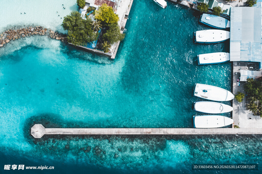 美丽海岛码头与停泊船只