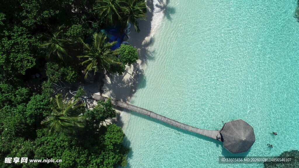 水上悬浮建筑与翠绿景致