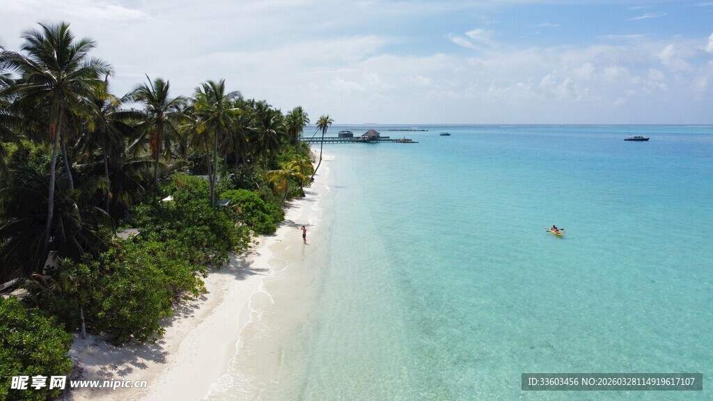 热带海岛美丽海岸线风光