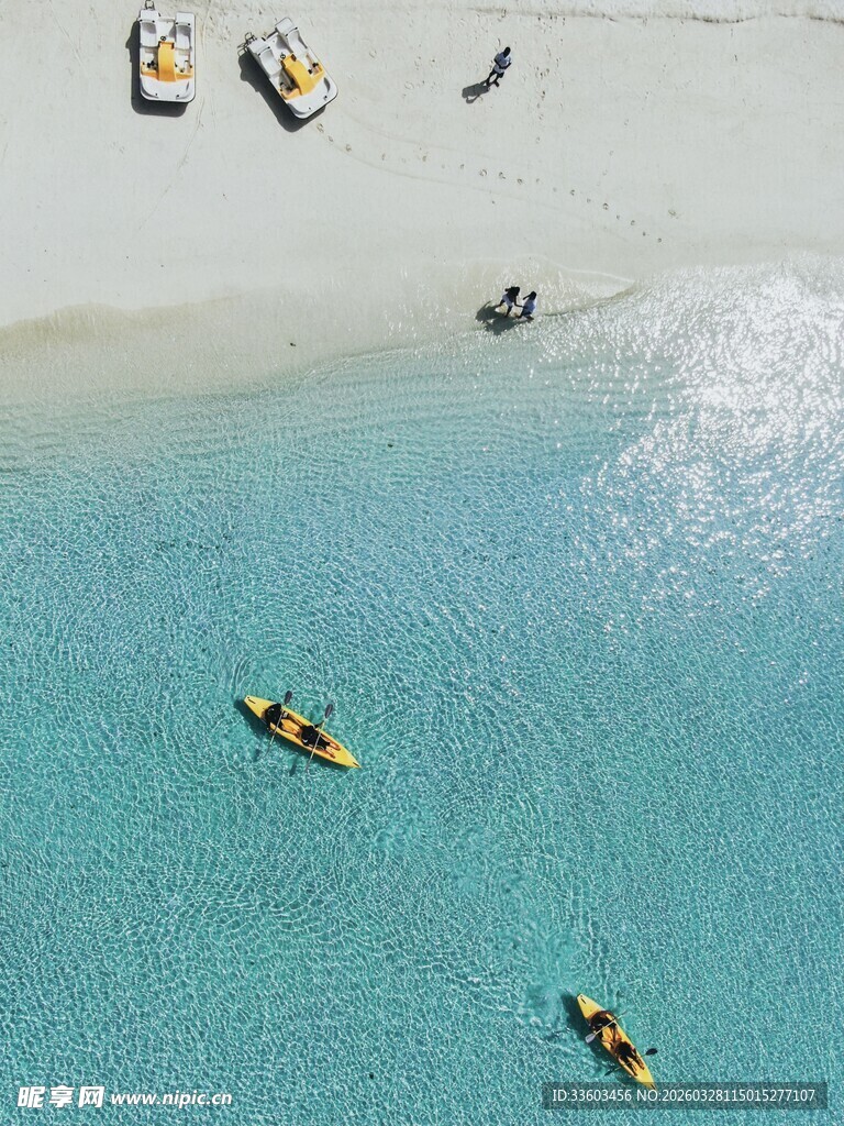 碧海沙滩上的皮划艇活动