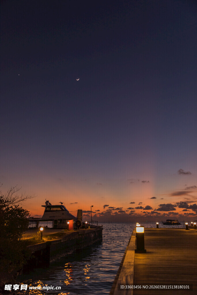 黄昏时分的宁静河畔风光