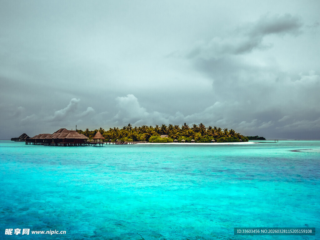 梦幻蓝水环绕的美丽岛屿