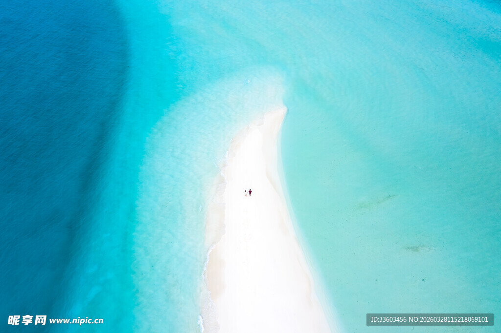空中俯瞰美丽沙滩与海洋