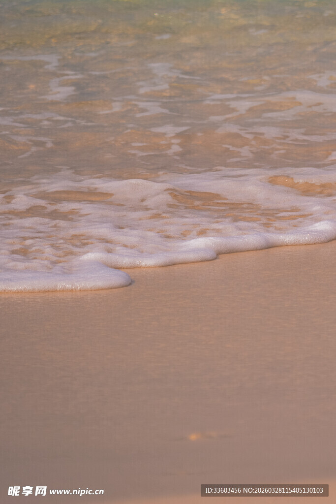 沙滩上的轻柔海浪