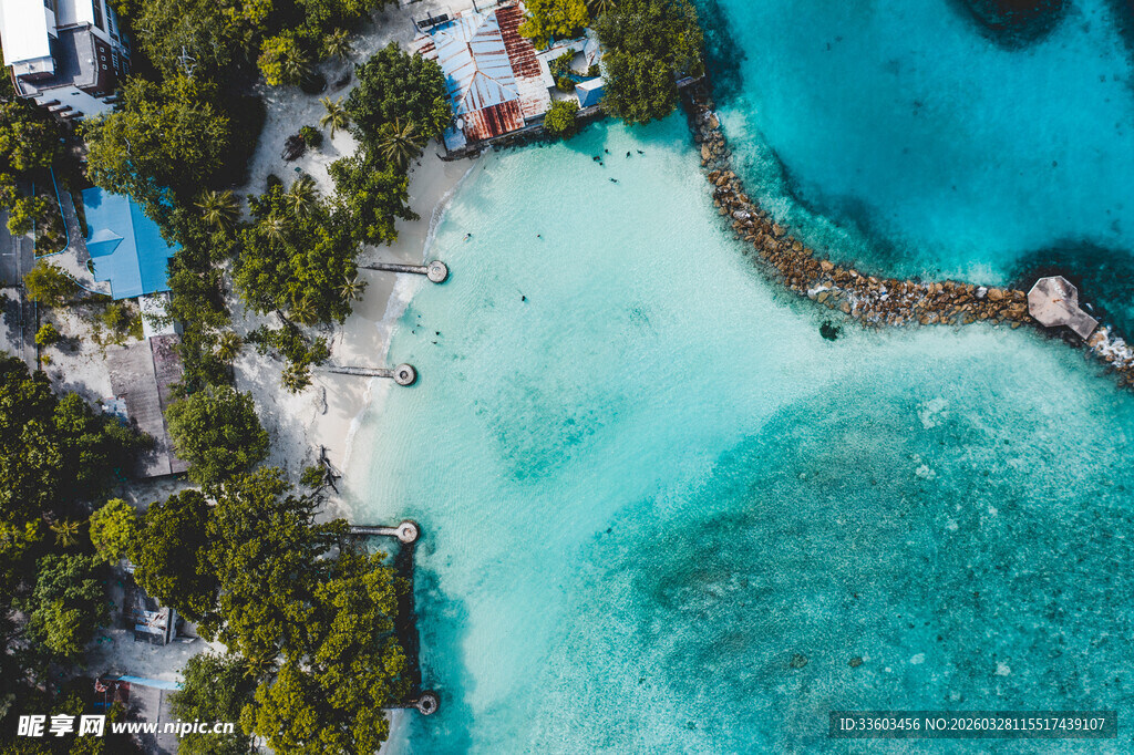 美丽海岛的迷人海滩风光