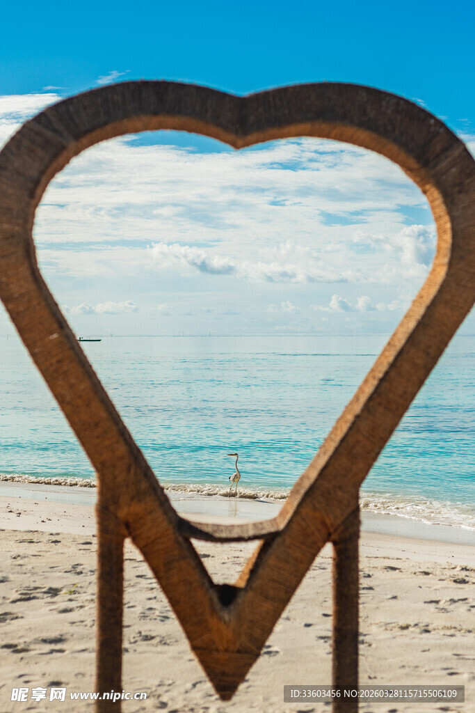 心形雕塑下的海边美景
