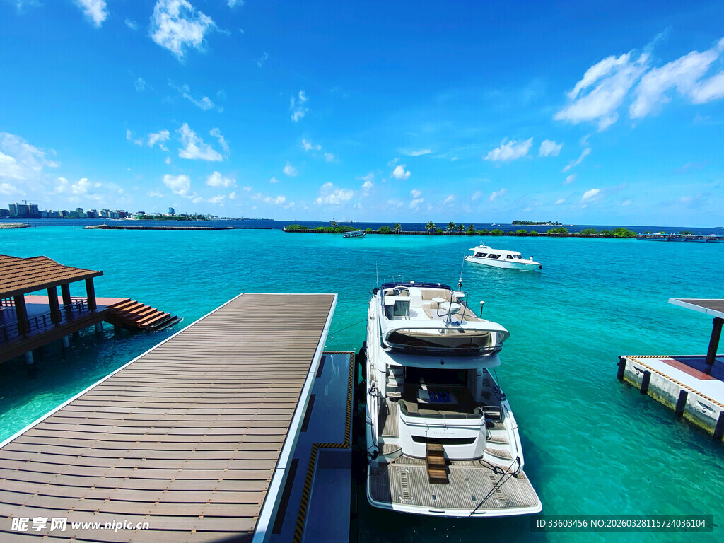 海滨码头停泊的豪华游艇