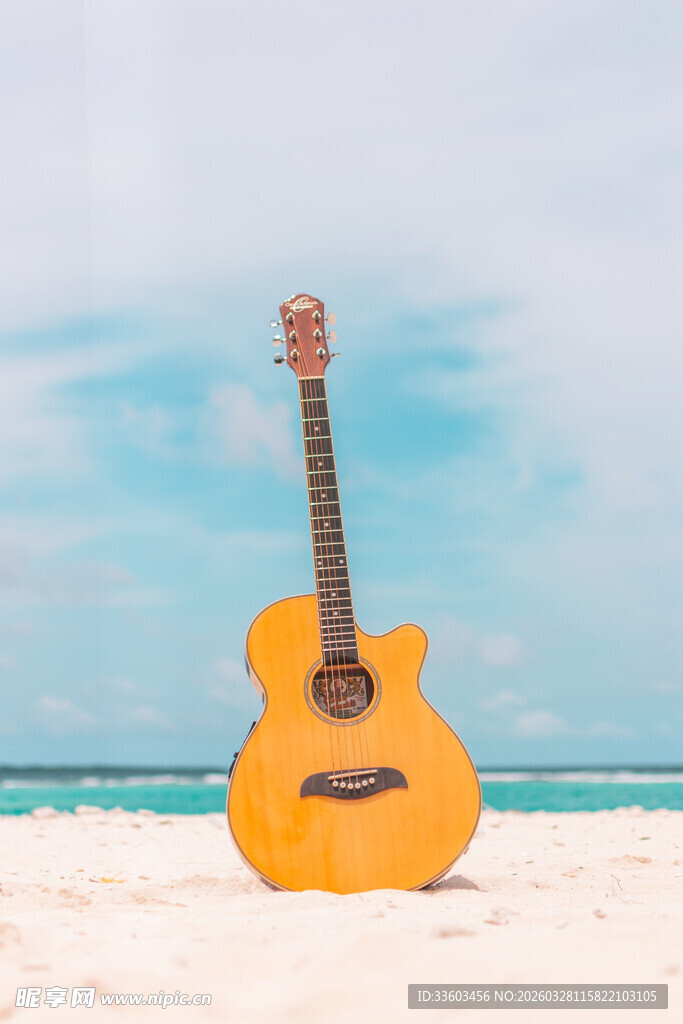 沙滩上的吉他