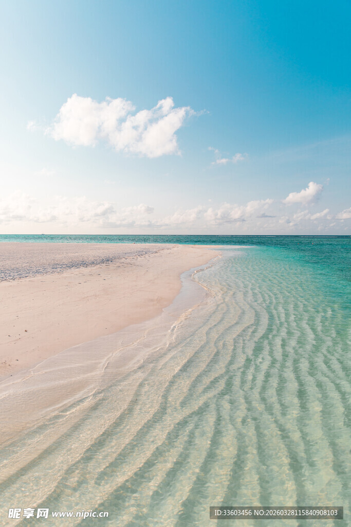 梦幻沙滩与澄澈海水美景