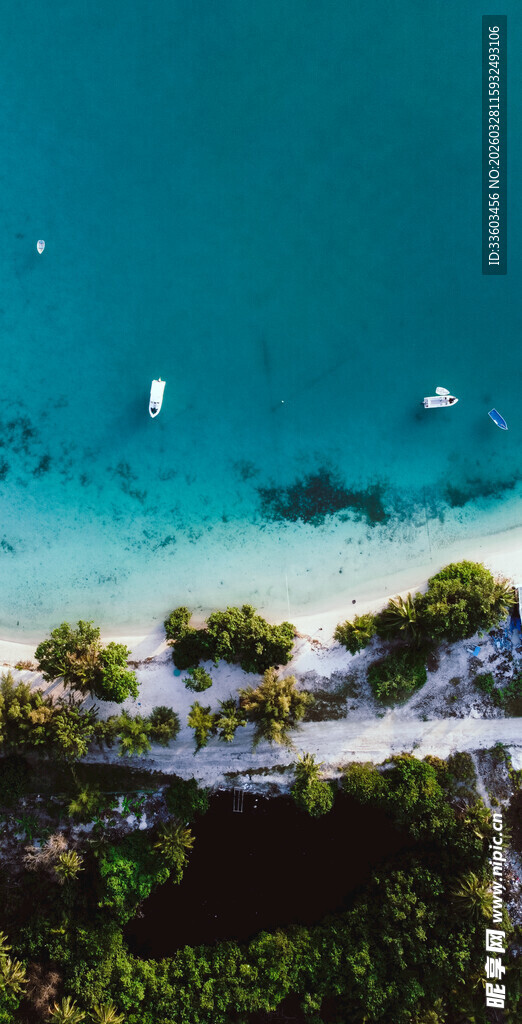 俯瞰碧海蓝天中的岛屿