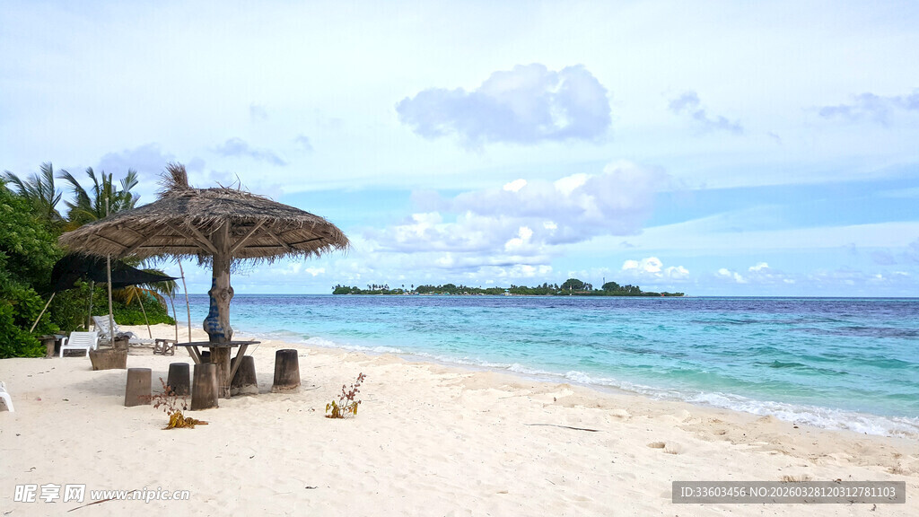 热带海滩休闲场景