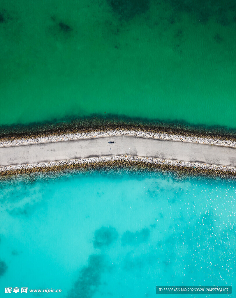蓝绿相间的美丽水边景致