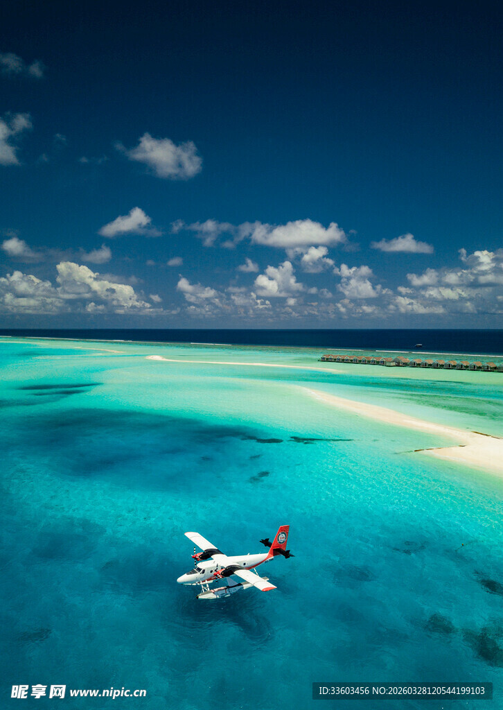 碧海蓝天中的飞行小飞机