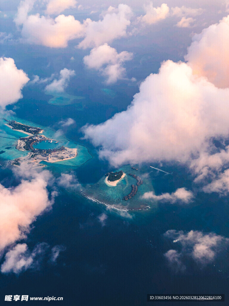 俯瞰海上岛屿与云朵