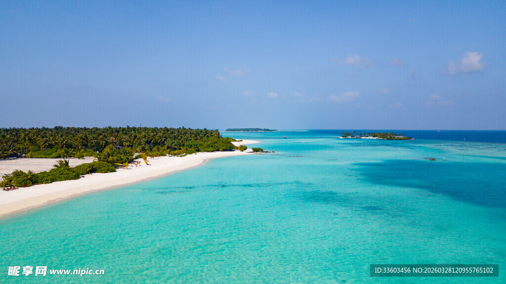 美丽海岛的迷人蓝色海域