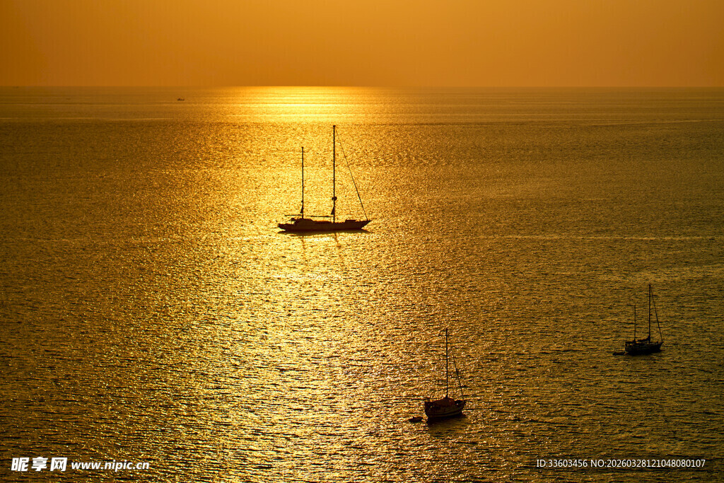 海上落日下的船只美景