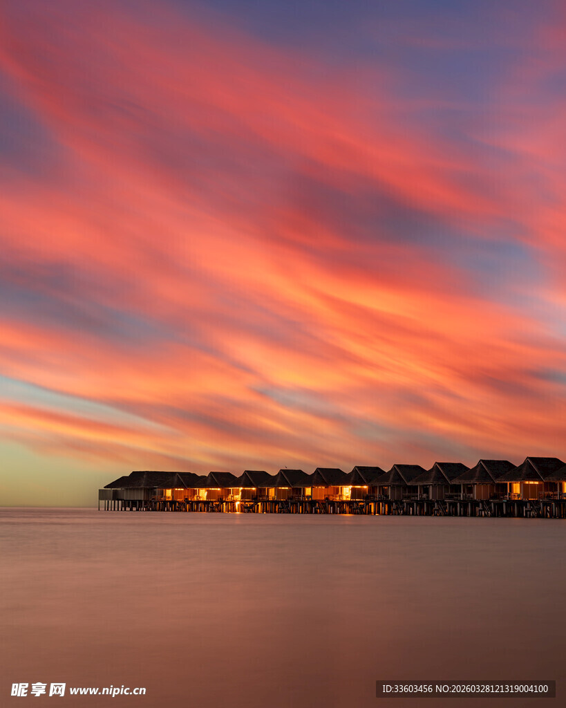 海边绚丽晚霞下的水上建筑