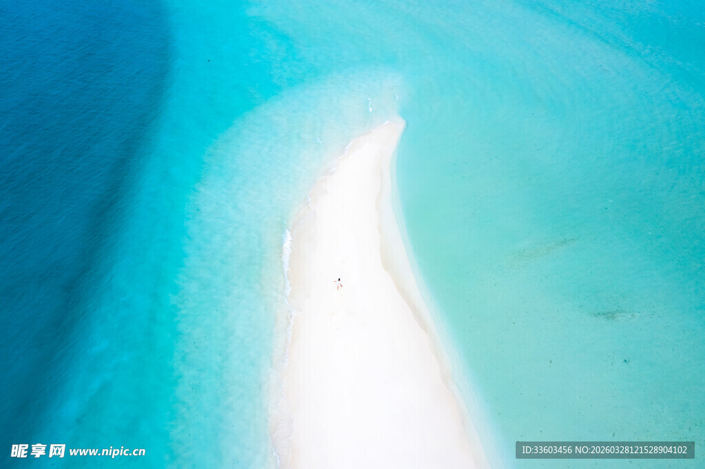梦幻蓝白渐变海洋美景
