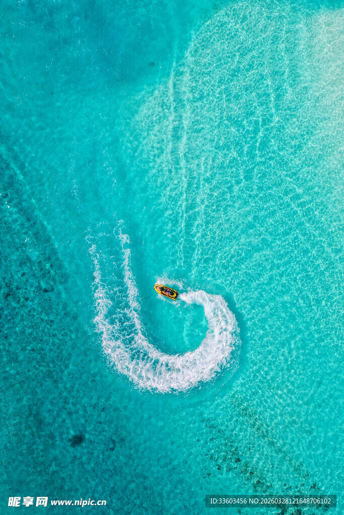 海上快艇划出美丽弧线