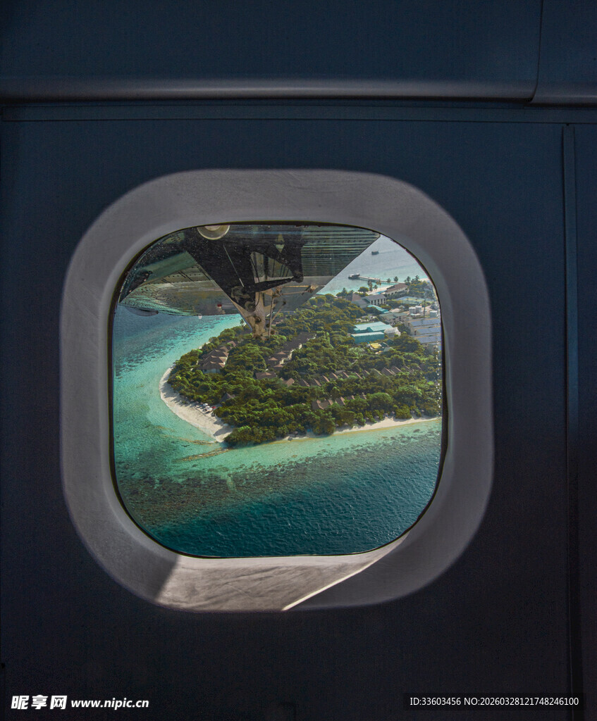 机窗视角下的海岛美景