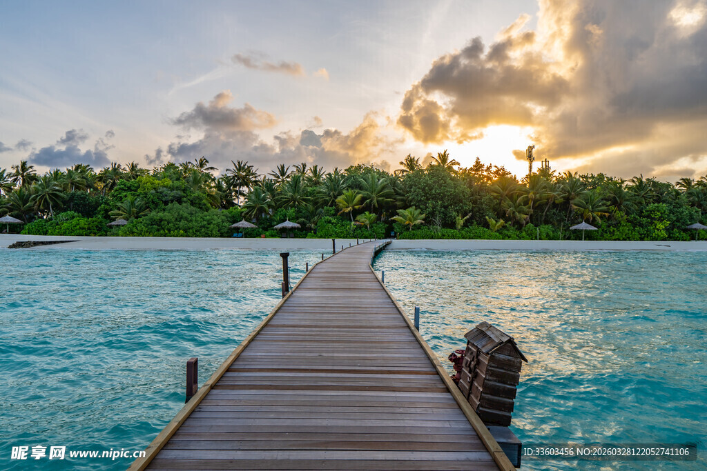 海边木栈道通向美丽日落
