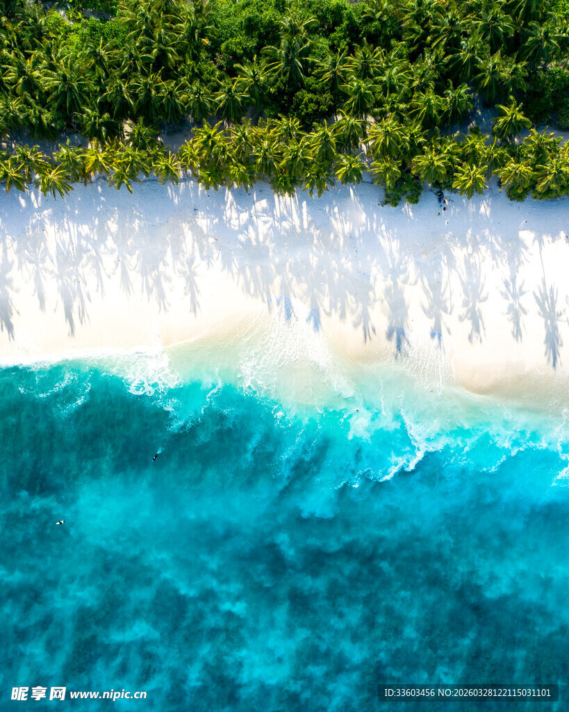 碧海蓝天绿树的美丽海景