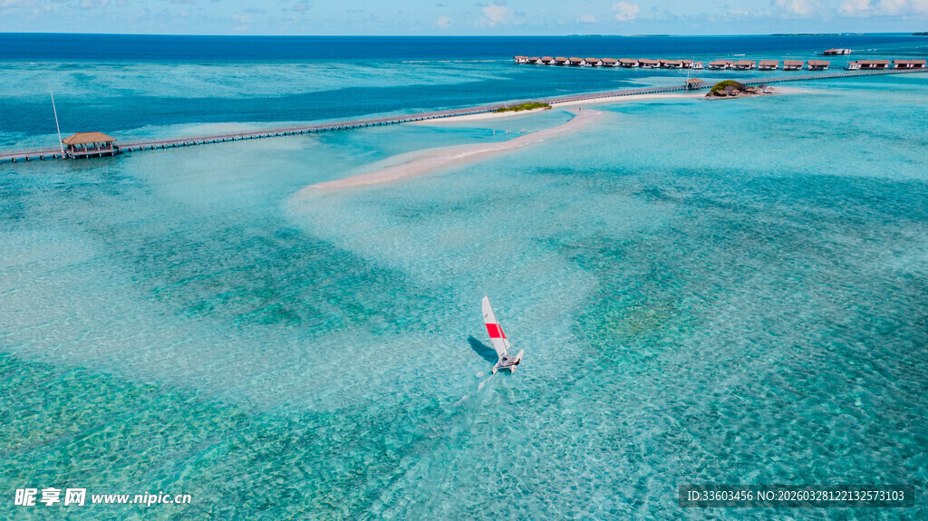 碧海孤帆享静谧海上风光