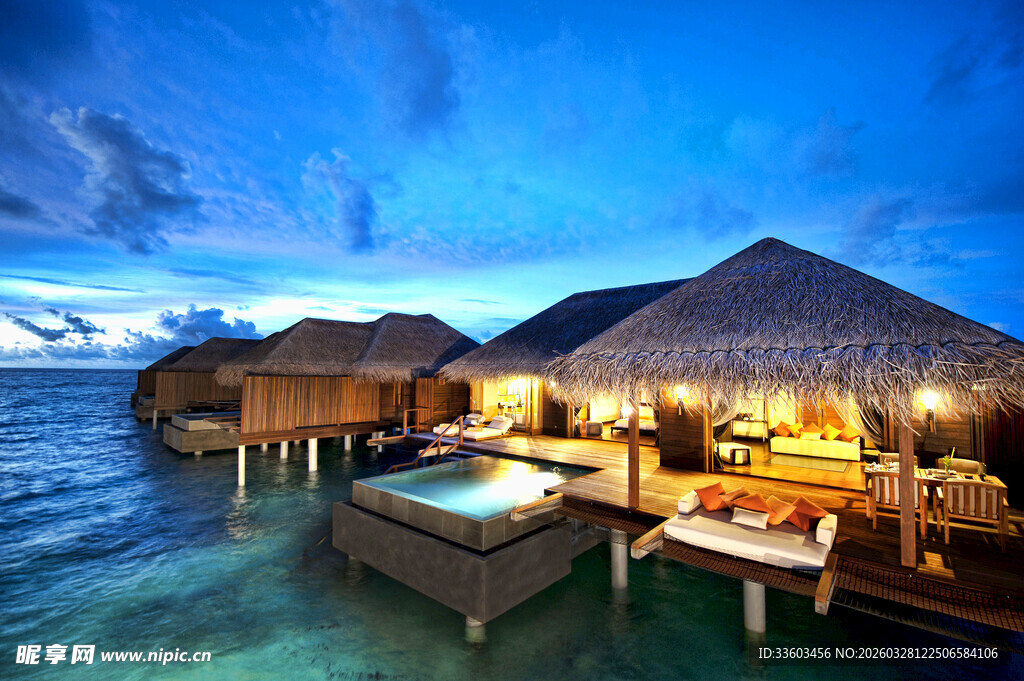海岛水上度假小屋夜景
