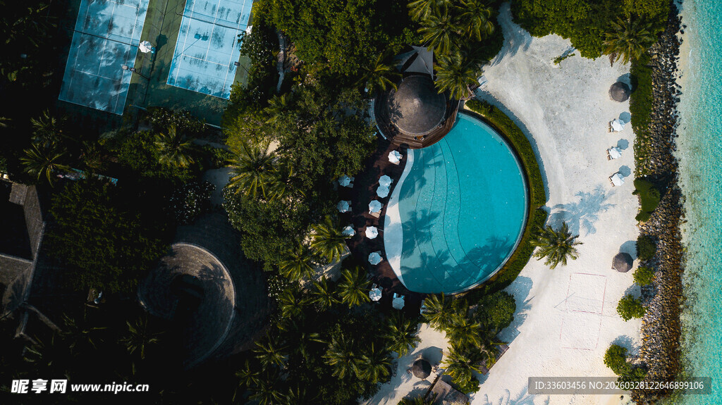 俯瞰热带泳池度假景观