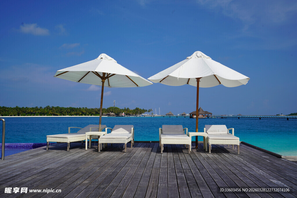 海滨度假木平台遮阳躺椅