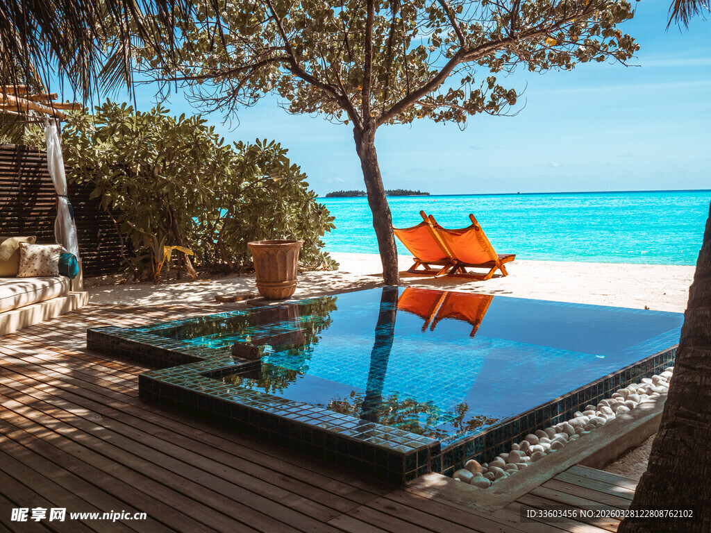 海滨泳池畔的惬意休闲时光