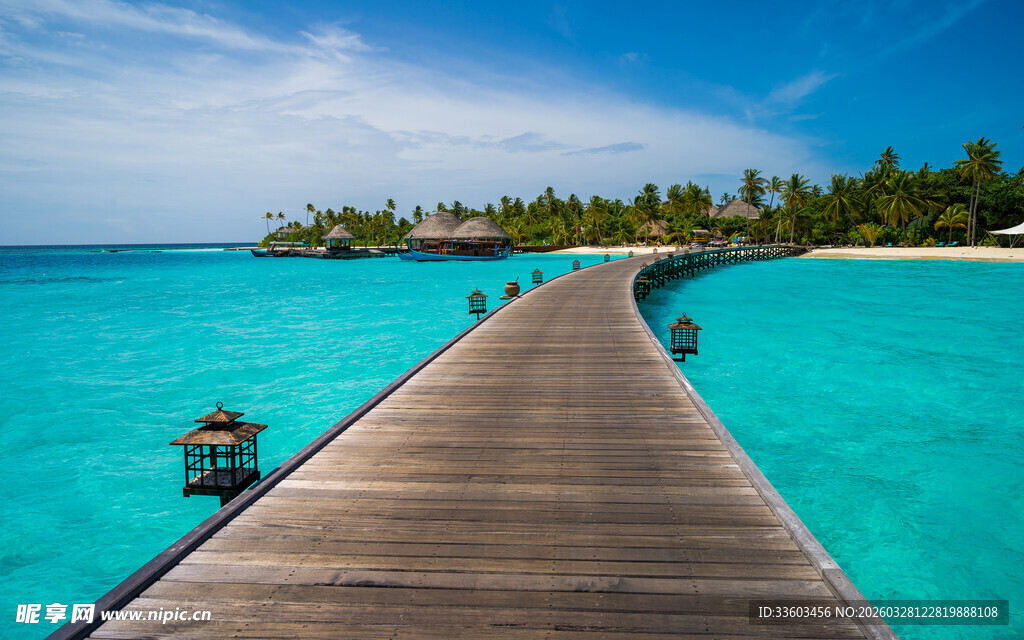 海边木栈道延伸至碧海蓝天