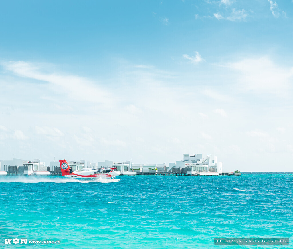 碧海蓝天中的海上快艇