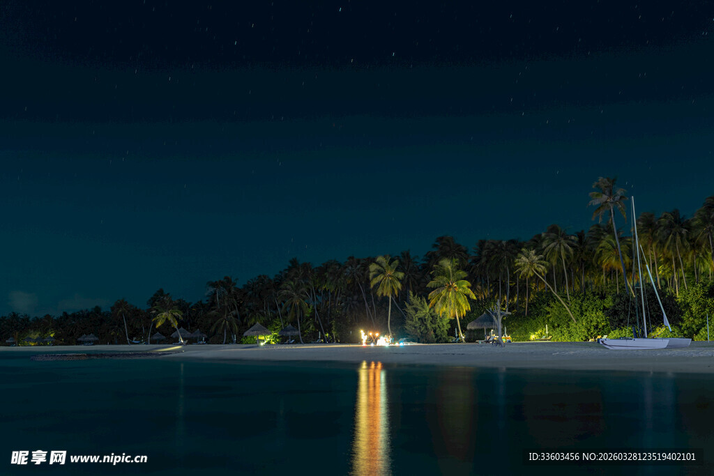 夜晚海滨栈桥迷人景致