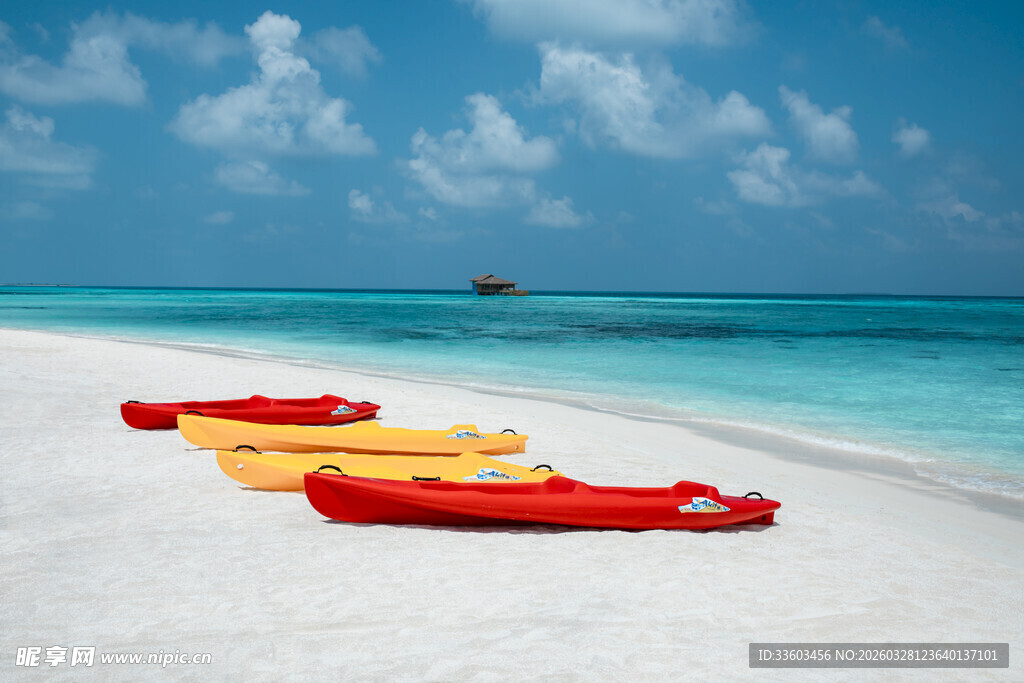 沙滩上色彩鲜艳的皮划艇