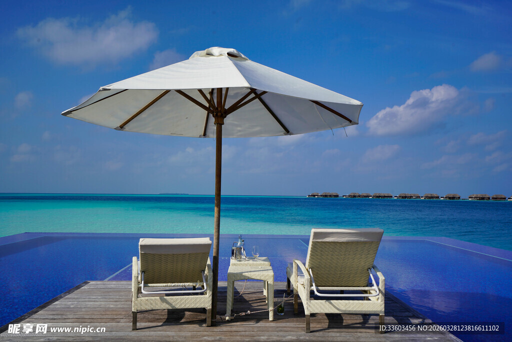 海边木栈台的休闲躺椅伞